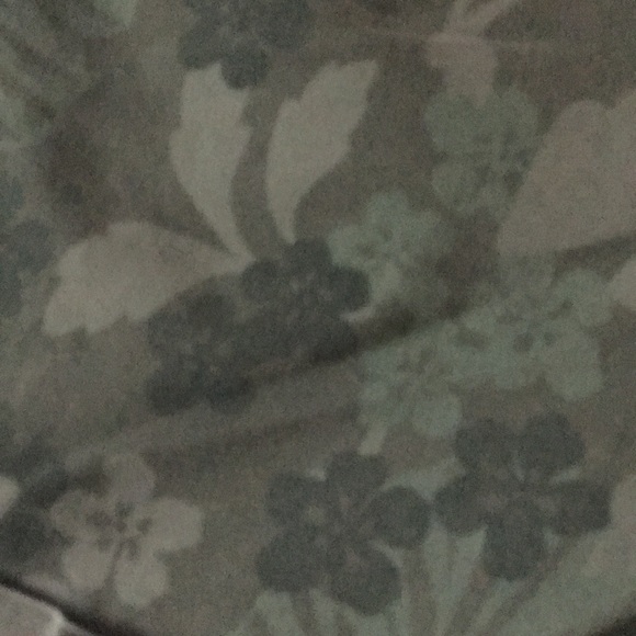 American Eagle Outfitters Olive Floral Shorts - Picture 2 of 6